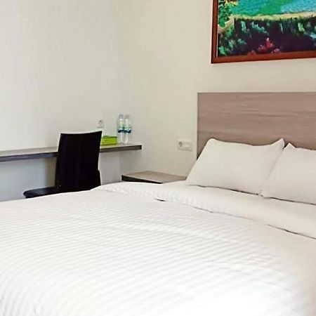 Twospaces Living At Maximus Inn Palembang Kültér fotó